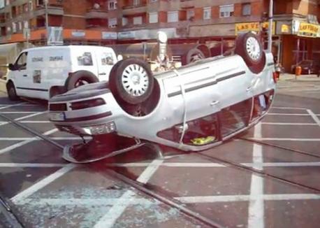 Accident pe Magheru: Un Ford Galaxy a trecut pe roşu şi a intrat într-un VW Sharan (FOTO)